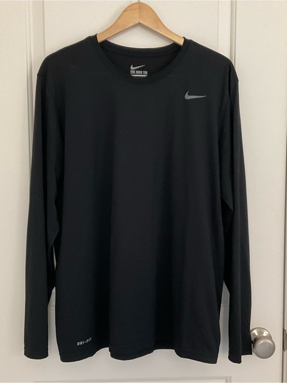 The Nike Tee Athletic Cut Long Sleeve Black T-Shirt XL